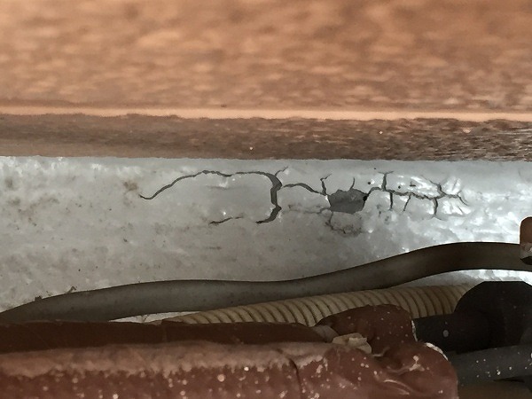 ひび割れた防水